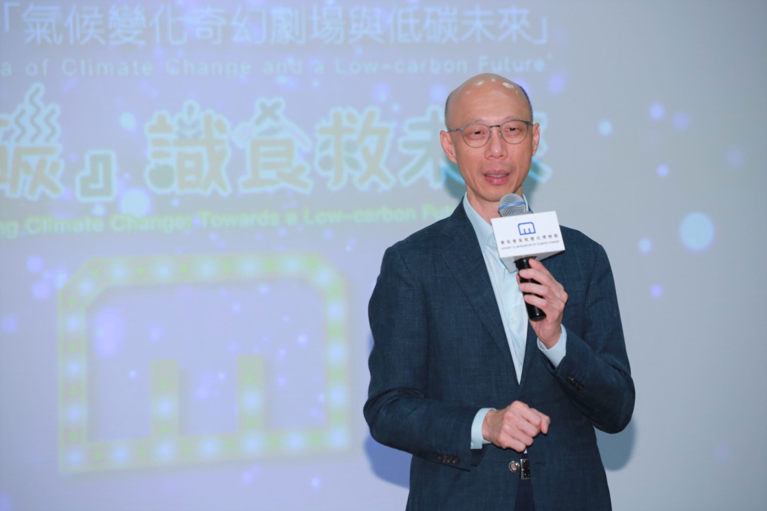 Mr Wong Kam-sing, Secretary for the Environment of the HKSAR Government, delivers a speech at the premiere.