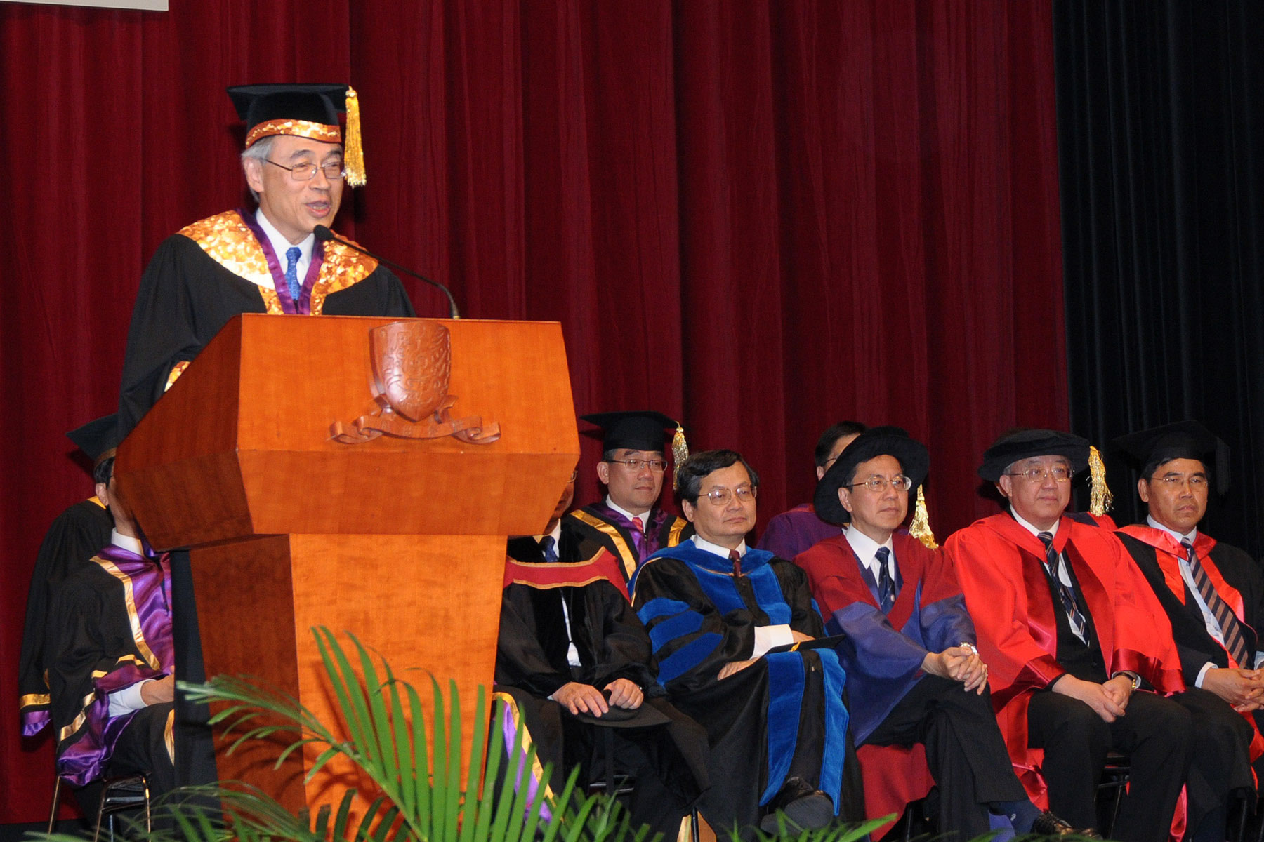 Professor Lawrence J. Lau addresses the freshmen at the Inauguration Ceremony for Undergraduates