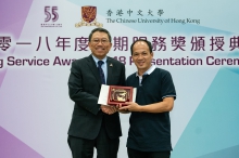 Mr. Ho Yuk-wing receives the 35-year long service award.