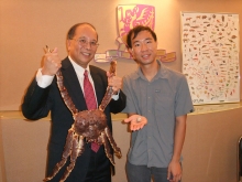 Prof. Chu Ka-hou (left) and Dr. Tsang Ling-ming show the dramatic difference in size between king crabs and hermit crabs.