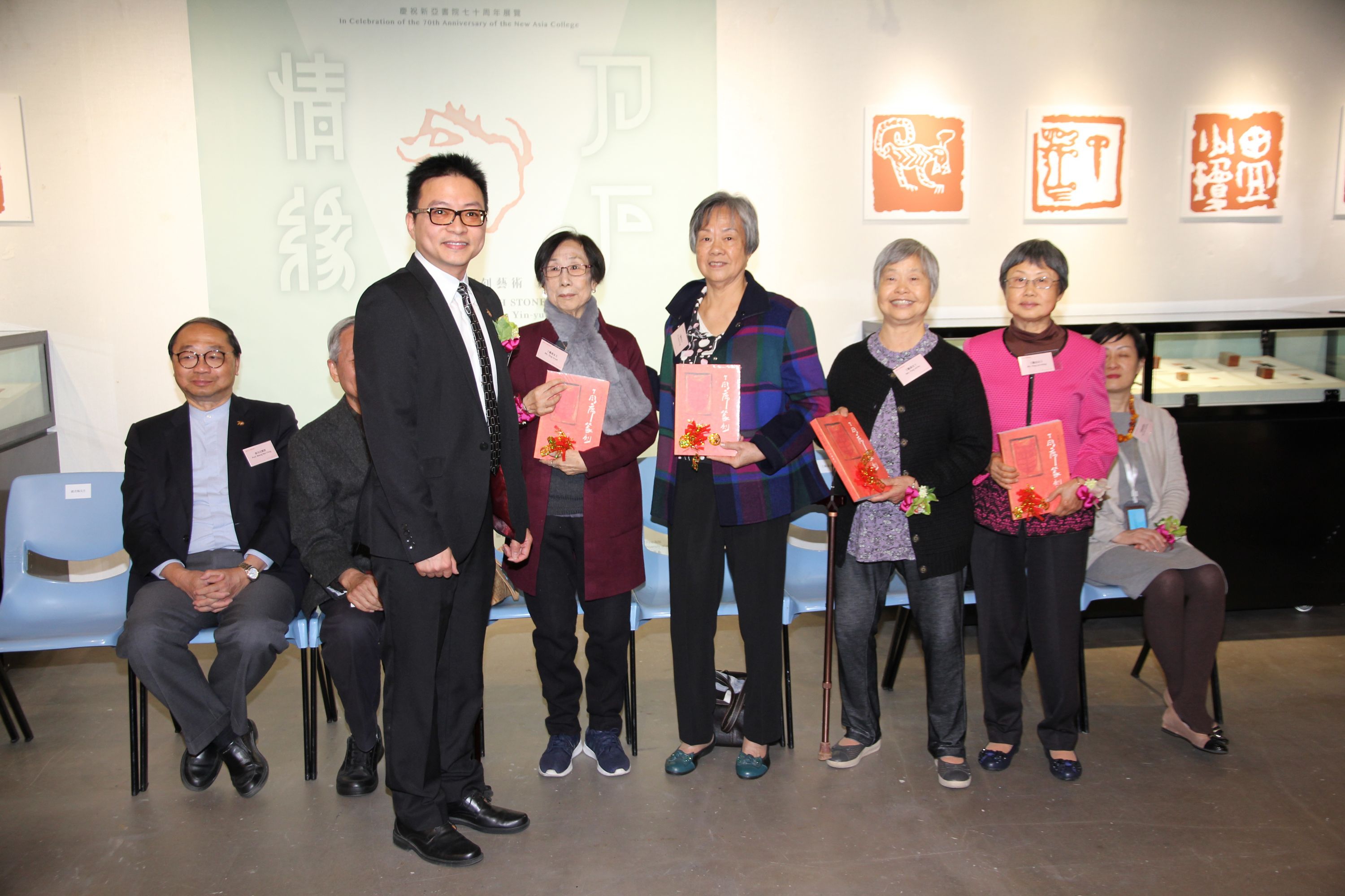 Mr. Lo Kwan-chi, Associate Chairman of the Alumni Association of the Fine Arts Department, CUHK presents souvenirs to daughters of Ting Yin-yung, Ting Lo-sai, Ting Lan-sai, Ting Lai-ka and Ting Lai-ching.