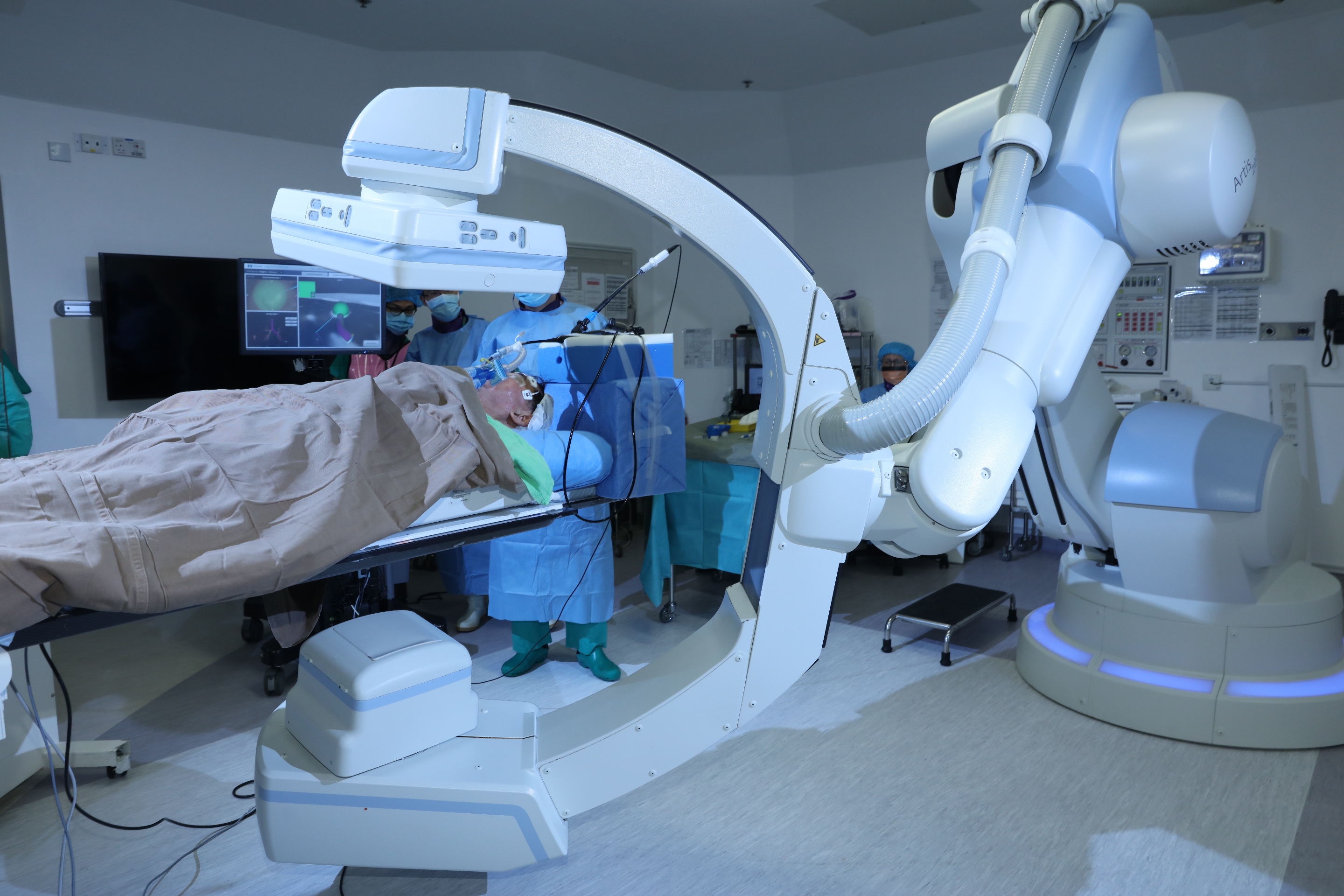 The actual scene showing the combined use of Electromagnetic Navigation Bronchoscopy (ENB) with Hybrid Operating Room.