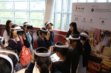 VR体验馆上，圣公会马利亚堂莫庆尧中学 以 EduVenture®VR教件内的短片， 让六所计划参与学校老师、学生及其他中学老师体验一下虚拟实境 中文课的滋味。