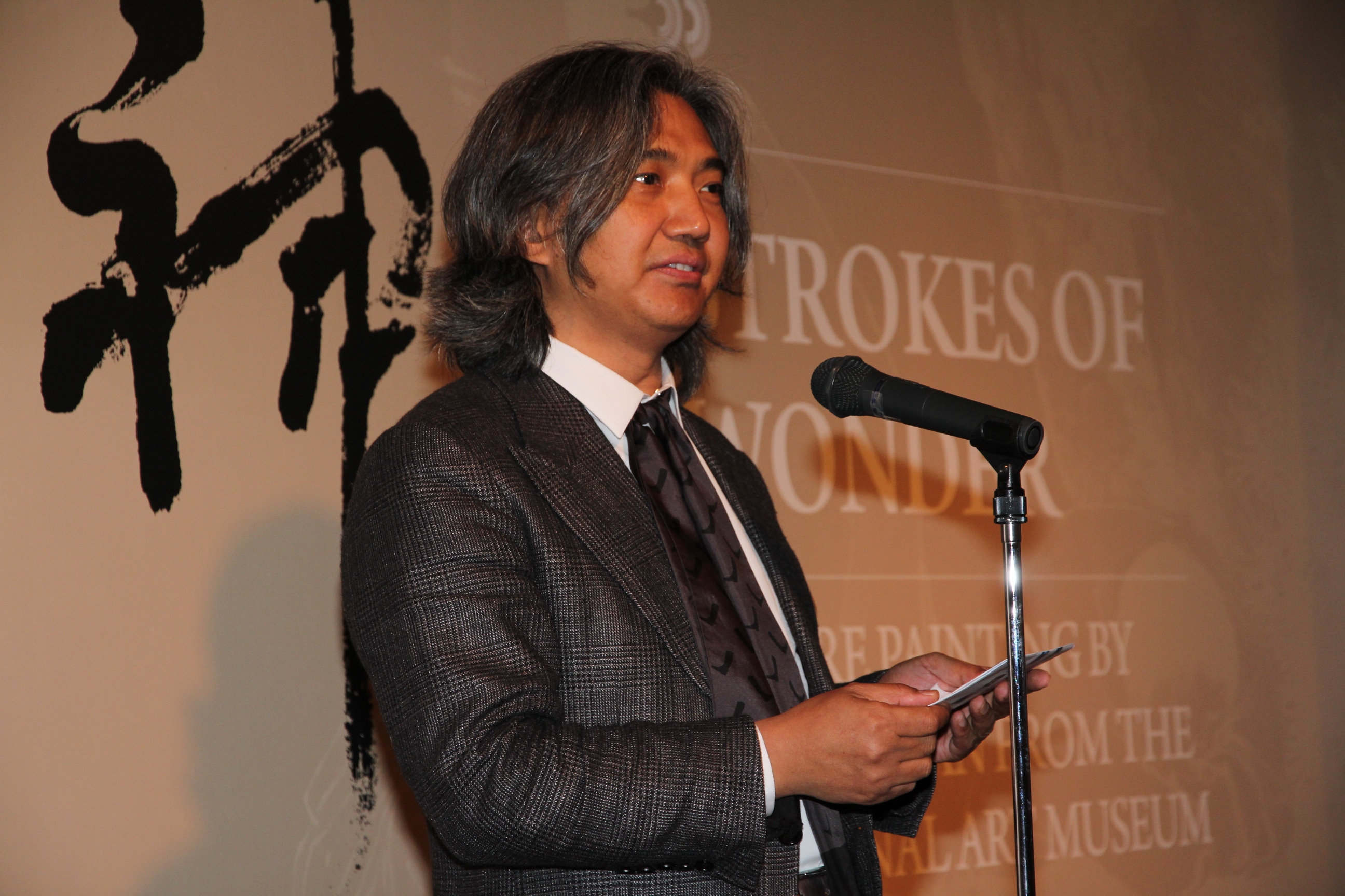 Prof. Wu Weishan, Director of The National Art Museum of China and Doctor of Literature, honoris causa, CUHK delivers a speech.