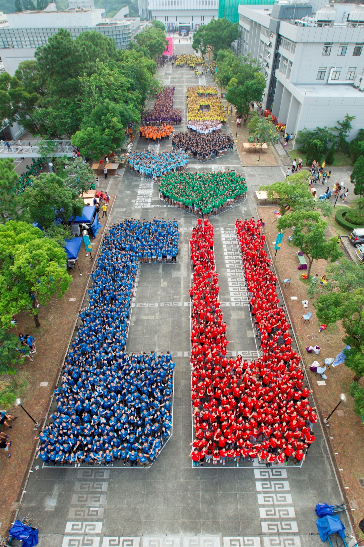 Students from the nine colleges line up together to form a gigantic symbol ’16 CU’.