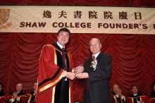 Prof Joseph Sung presenting a souvenir to Prof Yeung Yue-man (right)