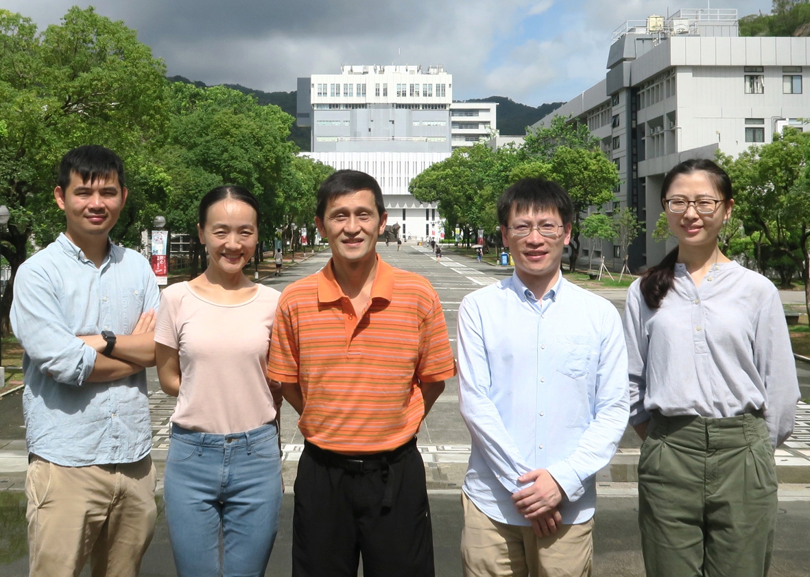 A research team led by Professor JIANG Liwen (middle) of School of Life Sciences sheds new light on the plant-unique ESCRT negative regulator in plant MVB biogenesis and membrane protein vacuolar sorting. (From Left) Dr ZENG Yonglun, Dr ZHAO Qiong, Professor JIANG Liwen, Dr SHEN Jinbo and Miss ZHU Ying.