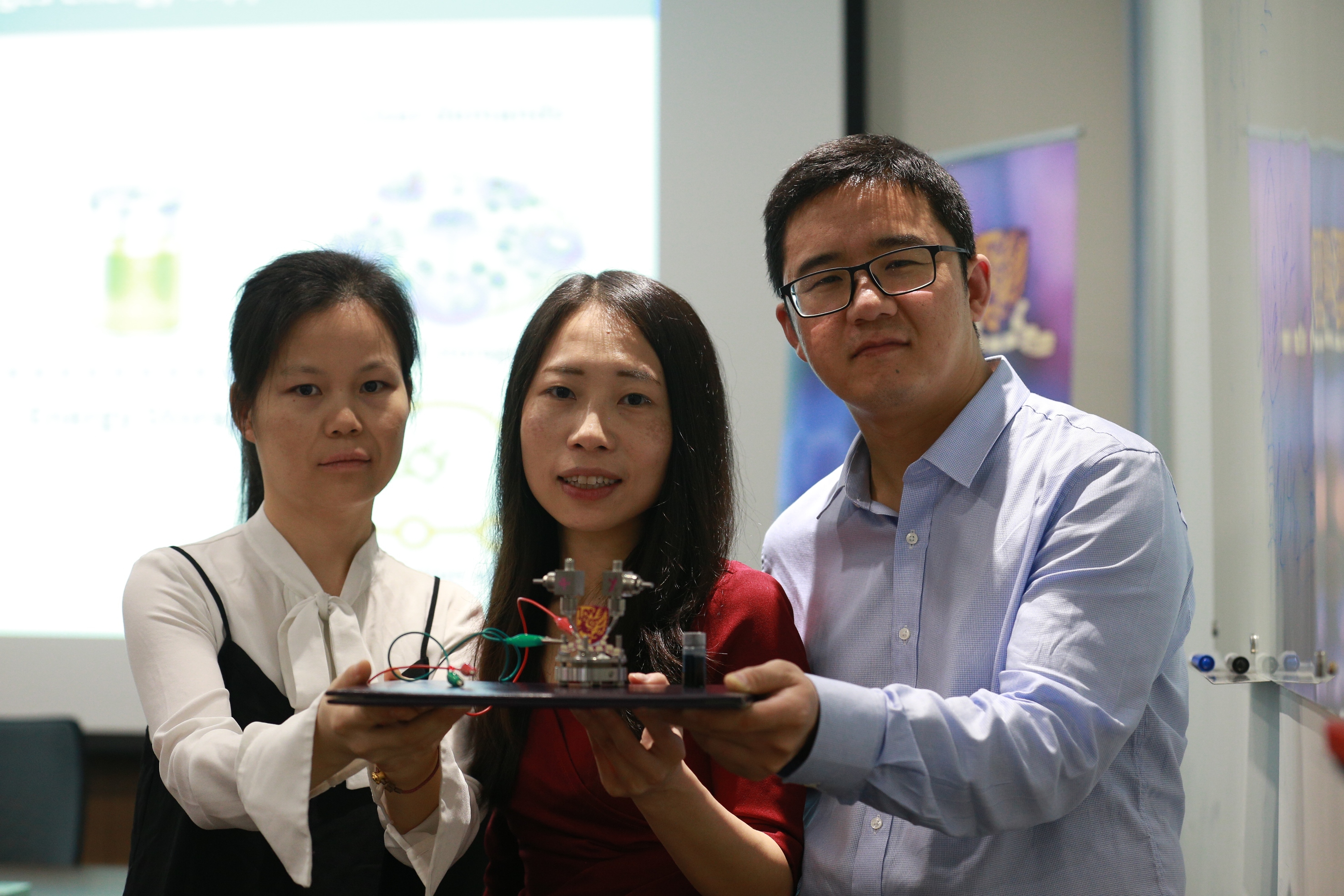 Prof. Yi-Chun Lu, Department of Mechanical and Automation Engineering, CUHK (centre) and her research team