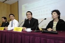 From left:
Dr. Yuk Tong LEE, Honorary Associate Professor, Department of Medicine &amp; Therapeutics, CUHK
Professor Francis Ka Leung CHAN, Professor of Medicine &amp; Therapeutics, CUHK
Dr. Larry H. LAI, the in-charge endoscopist in EUS service and Honorary Clinical Tutor, Department of Medicine &amp; Therapeutics, CUHK
Ms. Lee, a lung cancer patient