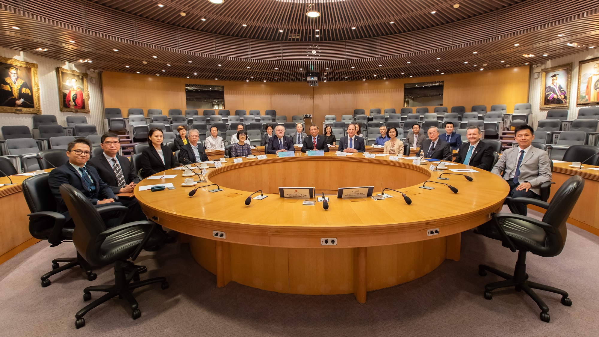 一眾嘉賓參與「香港中文大學 – 埃克塞特大學環境持續與應變聯合研究中心」啟動禮