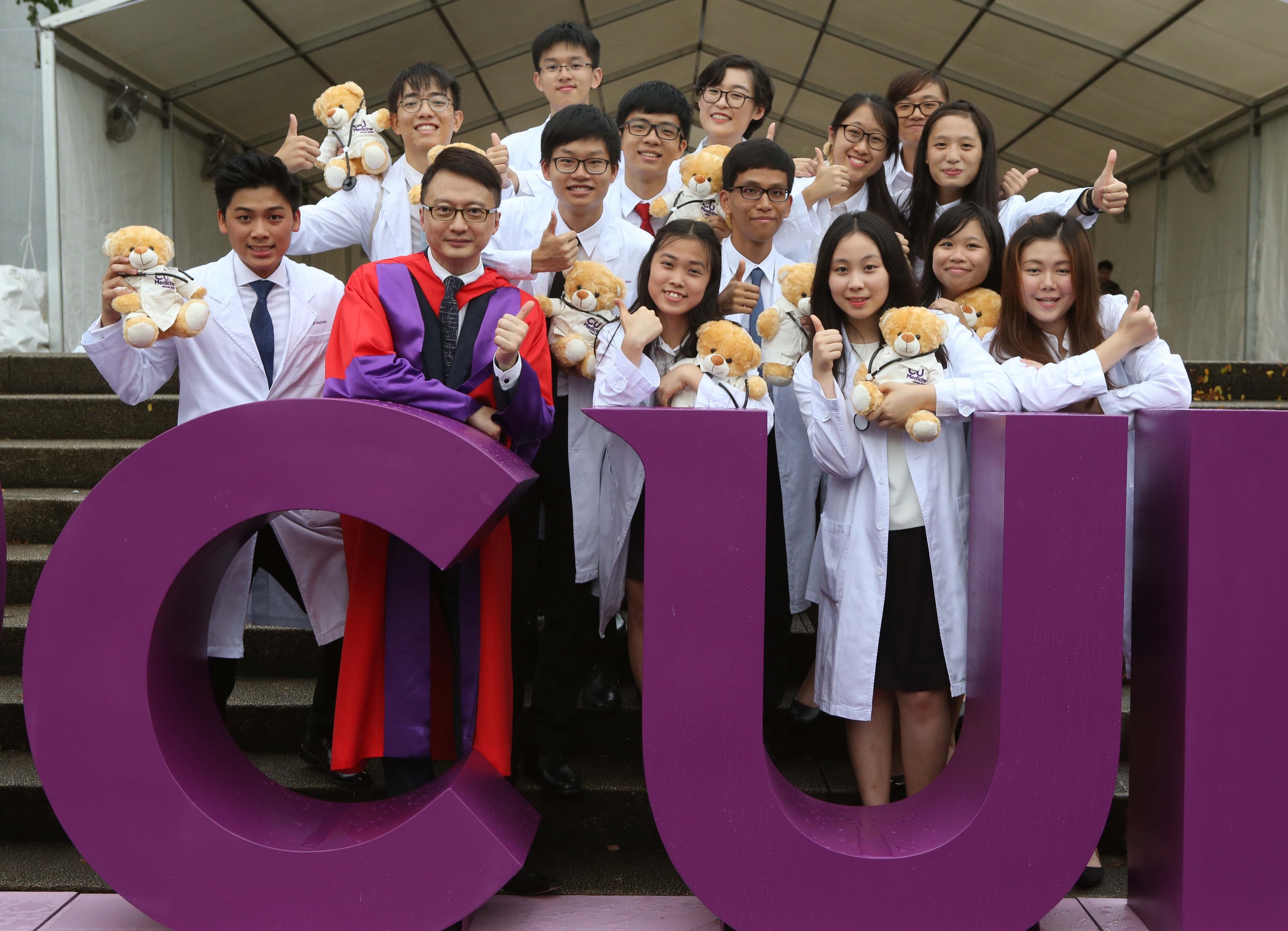 The Faculty of Medicine of CUHK commits to nurturing medical students with the highest standards of professional conduct and ethics.  Prof. Francis CHAN, Dean of the Faculty, reminds the freshmen that the road for doctors is never easy. It is not just a job but a lifetime commitment: to respect life, to serve patients with heart and have a desire to acquire new skills and knowledge.