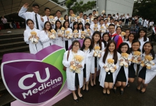 The Faculty of Medicine of CUHK commits to nurturing medical students with the highest standards of professional conduct and ethics.  Prof. Francis CHAN, Dean of the Faculty, reminds the freshmen that the road for doctors is never easy. It is not just a job but a lifetime commitment: to respect life, to serve patients with heart and have a desire to acquire new skills and knowledge.