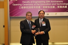 Dr. Leung Siu Hong Raymond presents a souvenir to Professor Wu Hequan