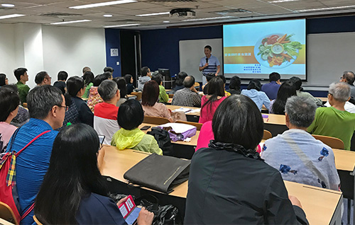 虽然医院工作繁忙，但黄志荣仍非常积极投入推广健康饮食，更在2018年开始成为CUSCS短期课程的兼任导师，主讲「素食营养新资讯」及「餐厅营养饮食策划」。