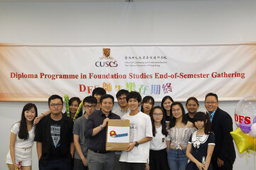 Dr. Alex Ng, Associate Director of CUSCS, presents Most Entertaining award to Class C