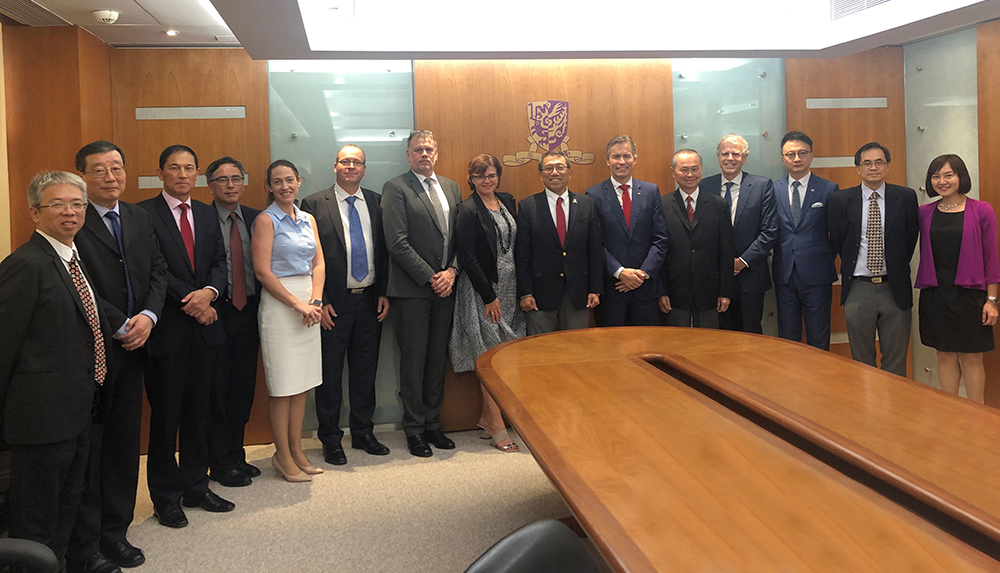 Delegates from the University of Queensland are warmly welcomed by CUHK’s management.