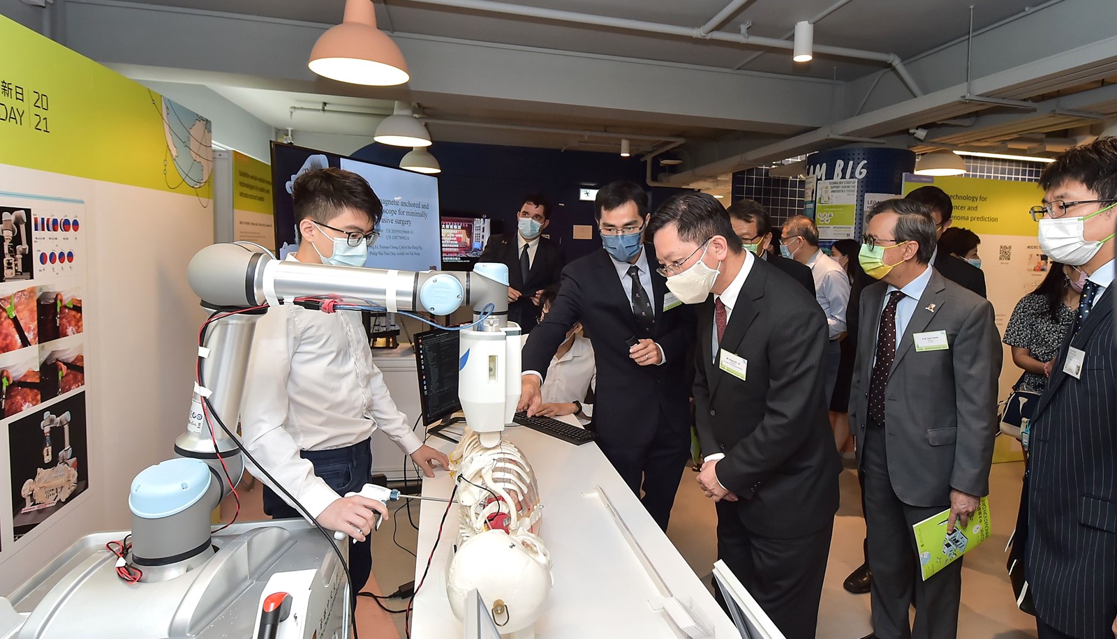 Mr. Alfred Sit, Secretary for Innovation and Technology of the Hong Kong Government, tours exhibition booths at Innovation Day.