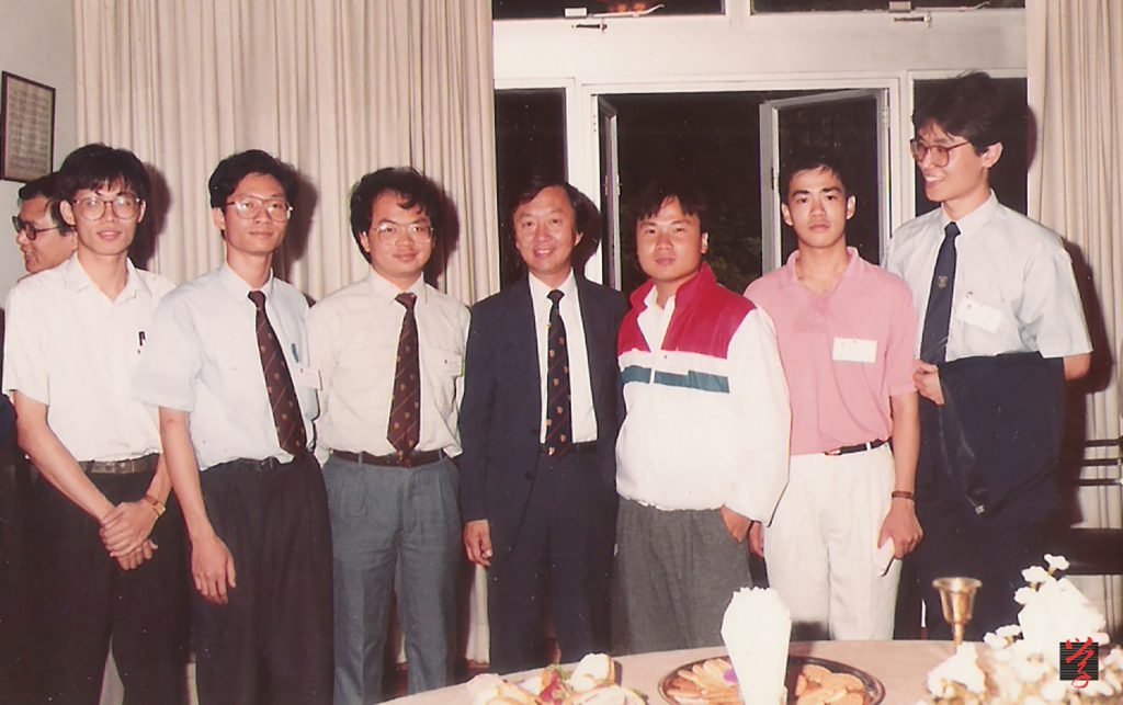 蔡子強(左三)及一眾學生代表於1987年在中大校長官邸漢園與時任校長高錕聚會。(受訪者提供)