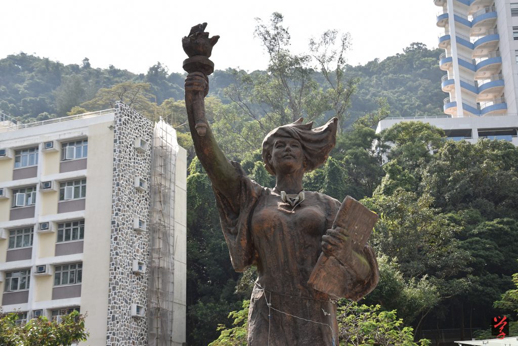 民女搬入中大後，學生會曾考慮過就民女的去留進行公投，最後由於進行公投的規定繁瑣，便約定俗成地放在大學站廣場展示，由學生會管理。（容巧嵐攝）