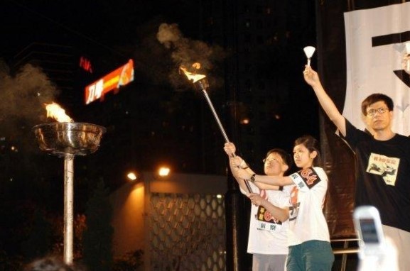 2005年六四晚會,周澄(中)以支青身份傳遞火炬。(受訪者提供)
