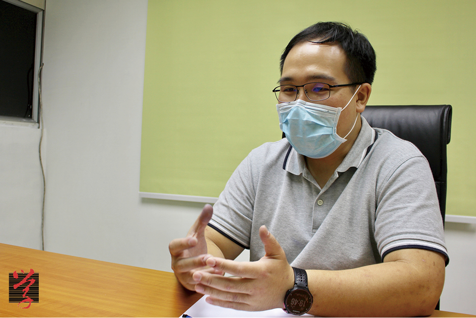 街工幹事顏烈洲指打針求助個案普遍患有三高、慢性心臟病,或曾經中風。 (黃子希攝)
