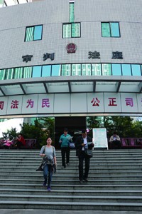 小小草的蘇媛陪同兩名工人到法庭遞交文件，爭取補交養老保險。