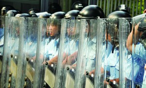 面對僅手持雨傘的市民，警方出動防暴警察， 把市民看待成暴民。梁美華感嘆「我們是在守護香港，不是在破壞香港。他們的職責是要捉一些作奸犯科的賊，而不是我們這些普通市民。」