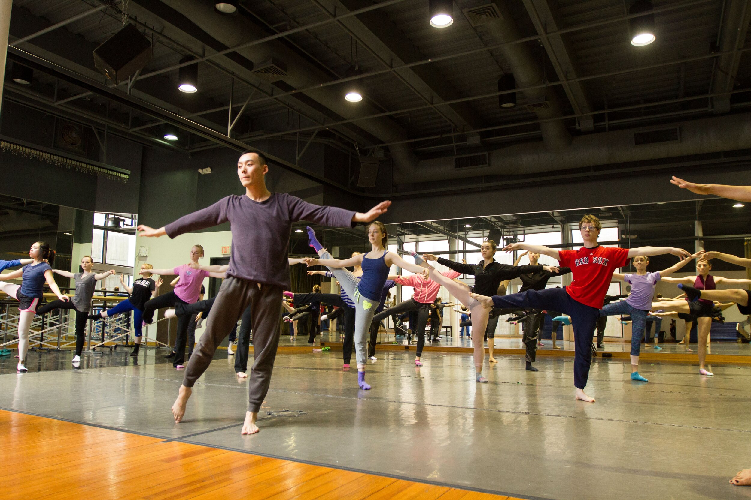 Yang Hao, one of Yale-China’s inaugural HKETONY Arts Fellows, leads a modern dance workshop with New Haven Ballet in 2015