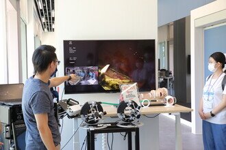 Students visiting the Multi-Scale Medical Robotics Center in Hong Kong Science Park