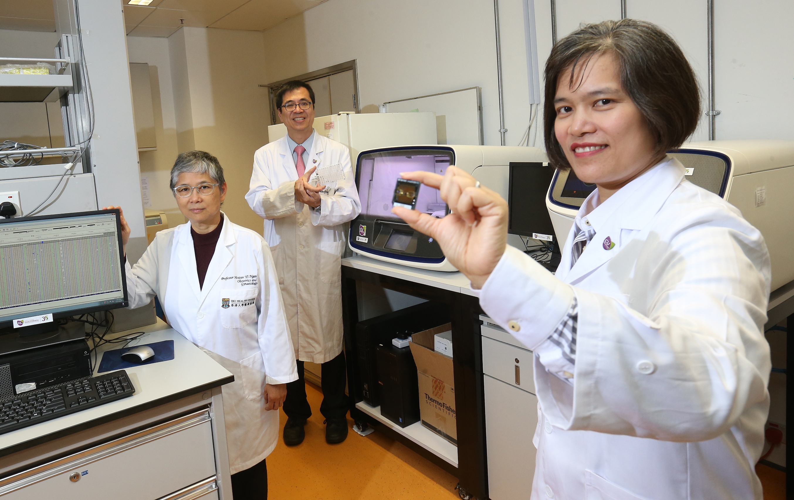 The Faculty of Medicine of CUHK and the Li Ka Shing Faculty of Medicine of HKU launch the city’s first collaborative study with the aim of providing expert affordable multi-gene mutation – drug matching for recurrent ovarian cancer patients. From left: Prof. Hextan Yuen-Sheung NGAN, Tsao Yin-Kai Professor in Obstetrics and Gynaecology, Chair Professor and Head of the Department of Obstetrics and Gynaecology, Li Ka Shing Faculty of Medicine, HKU; Prof. Stephen Kwok-Wing TSUI, Professor, School of Biomedical Sciences and Prof. Vivian Wai Yan LUI, Associate Professor, School of Biomedical Sciences, Faculty of Medicine, CUHK. 