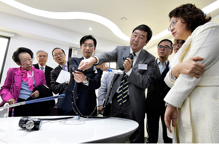 The guests tour around the Centre and appreciate the combined efforts of medicine and engineering professionals