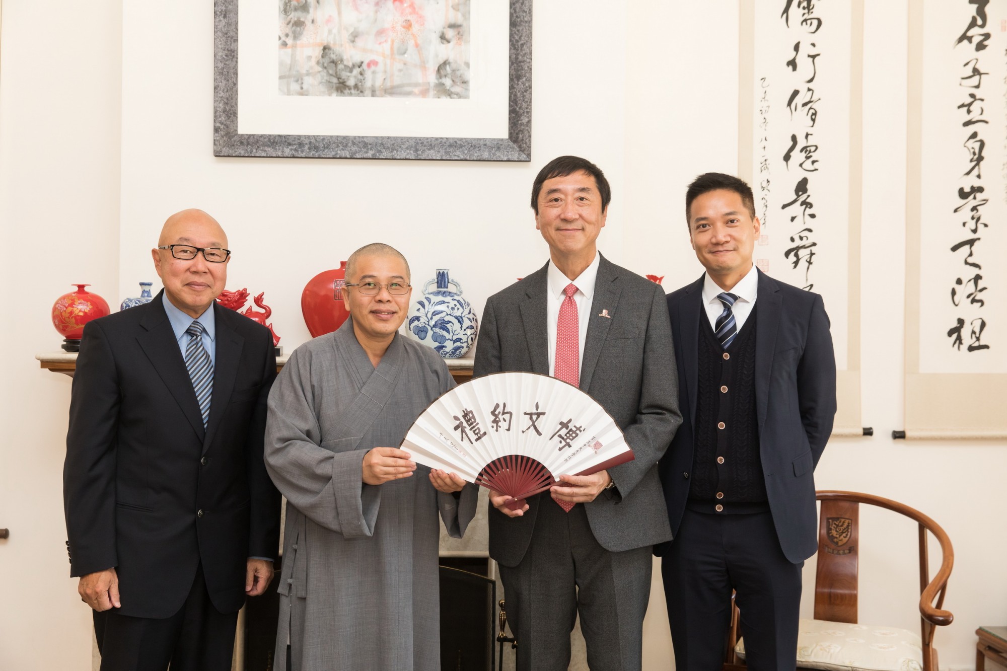 Professor Joseph Sung presents a souvenir to Venerable Thong Hong.