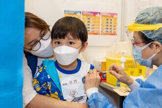 Young children are one of the high-risk groups. CU Medicine community vaccination programme helps them get vaccinated in time to fight against COVID-19.