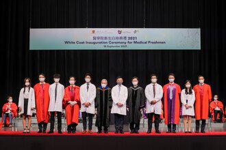 Group photo of procession members and medical freshmen at the Coating Ceremony