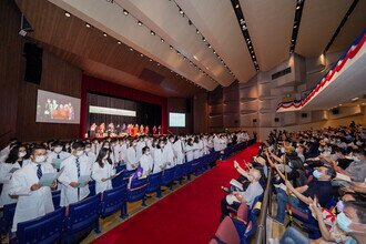 Freshmen took the Medical Student Oath