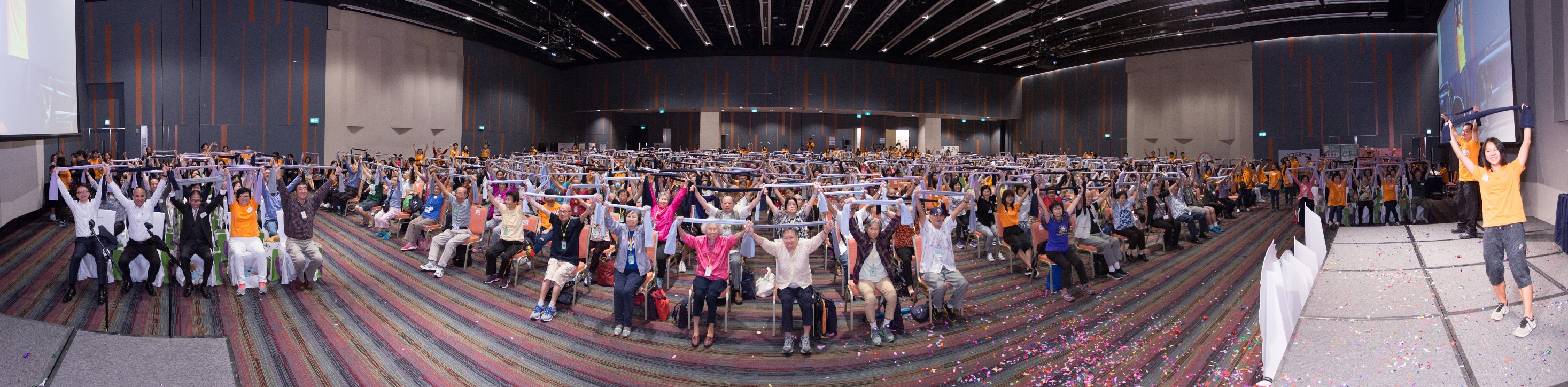 Alumna Ms. Kit-ching YIU leads guests and elderly in a scarf exercise. 