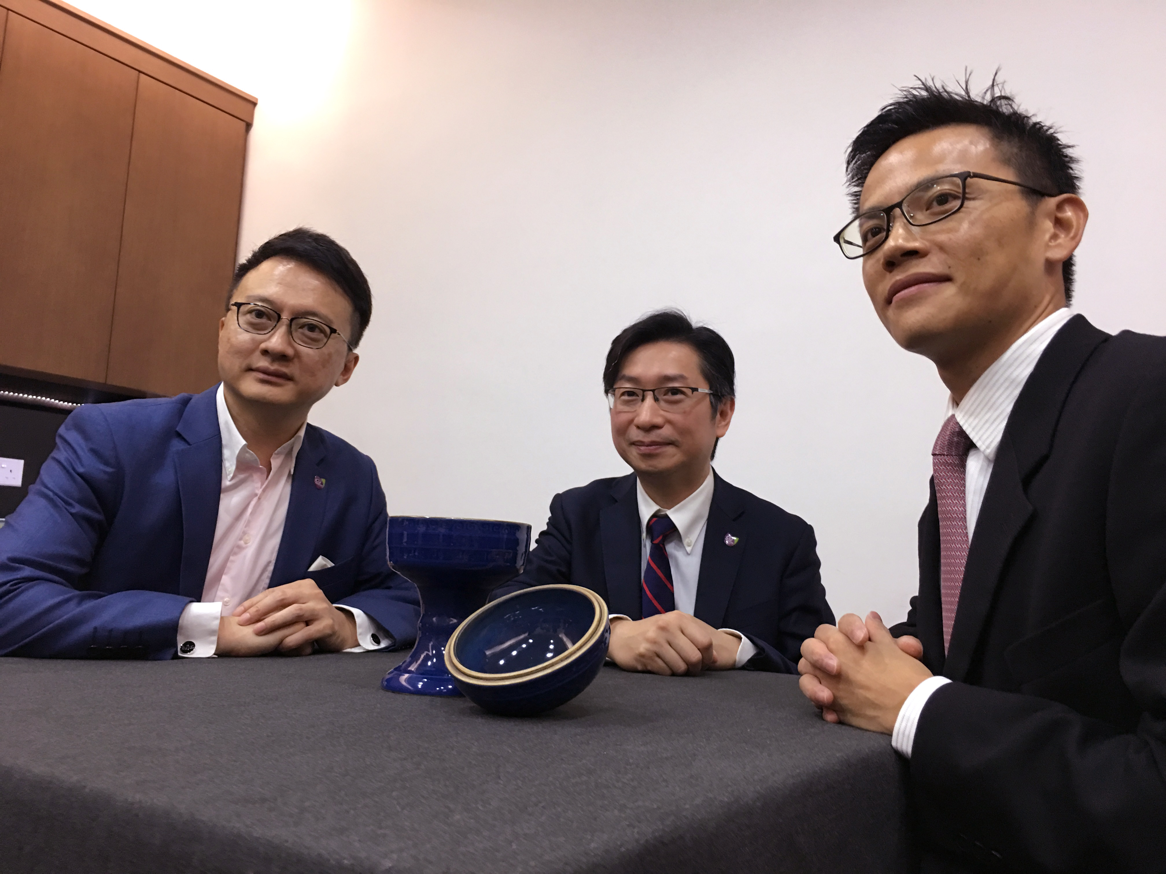 Professor Josh YIU (right), Director of the Art Museum at CUHK, states that the new programme will provide hands-on training for students to look at and handle artworks that are specifically chosen. Medical students will be asked to describe what they see and feel, and to discuss alternative interpretations, thereby understanding both the possibilities and limitations of close observations. The artwork presented in the upper photo is the Fan Painting “Hunting” of Ju Lian, while the one presented in the lower photo is the ritual vessel dou.