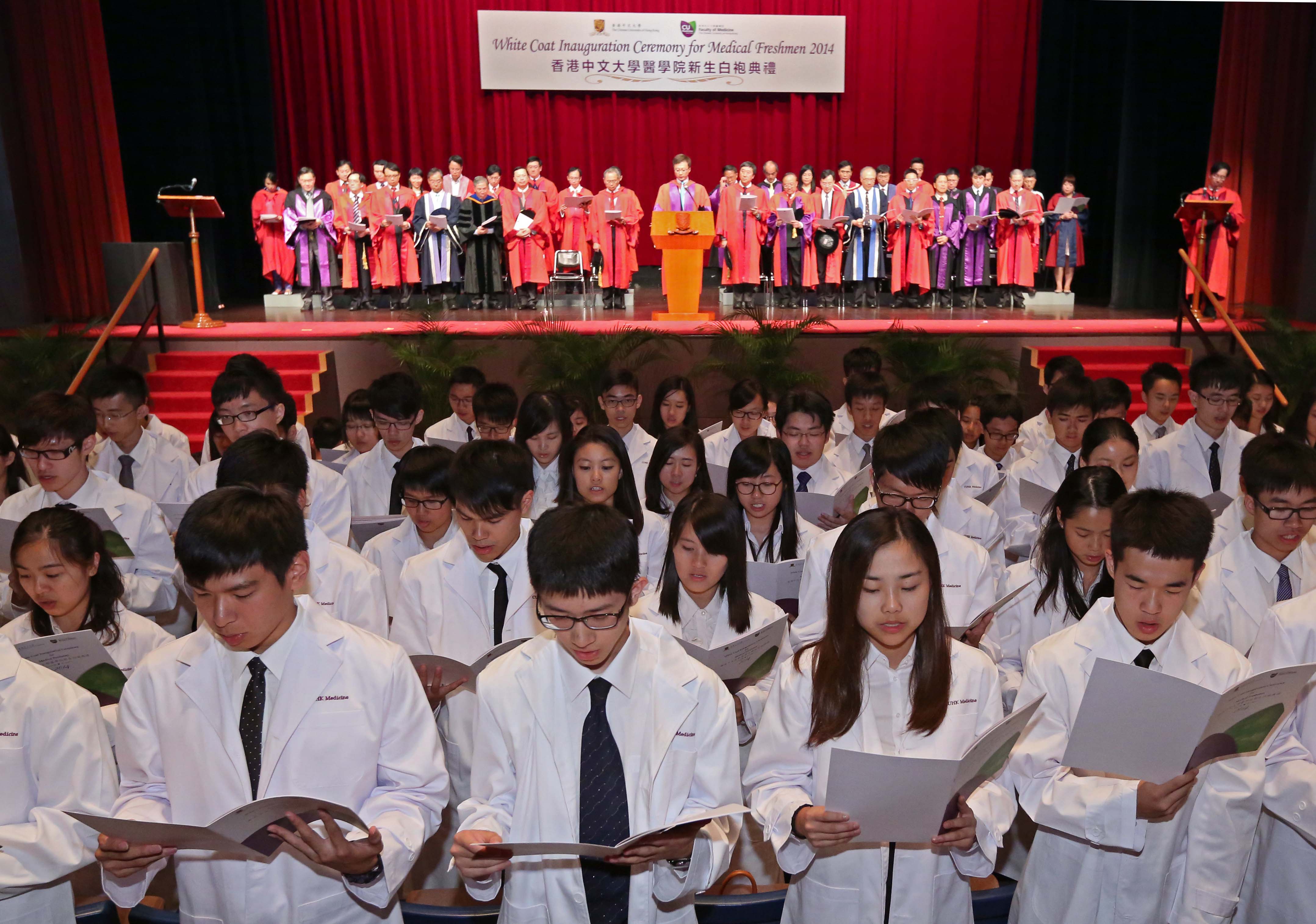 一众新生在亲友、师长及医学院教职员的见证下