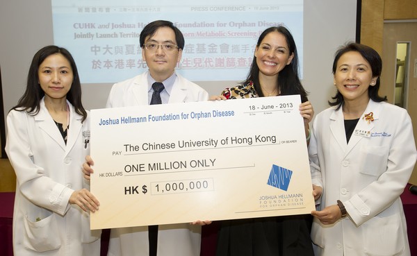 夏约书孤儿症基金会主席Christina Hellmann女士承诺基金会捐赠一百万港元予中大新生儿代谢筛查计划,会上举行支票捐赠仪式予中大梁德杨教授(左二)丶袁月冰医生(左一)及许锺妮医生(左四)