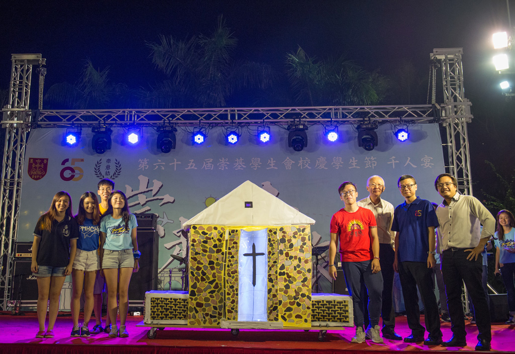 Photo taken at the Thousand People Feast: (From the right) Mr. Chan Shu Wai Jimmy, Professor Fong Wing Ping, Mr. Li Kwok Sing Aubrey and the College student representatives