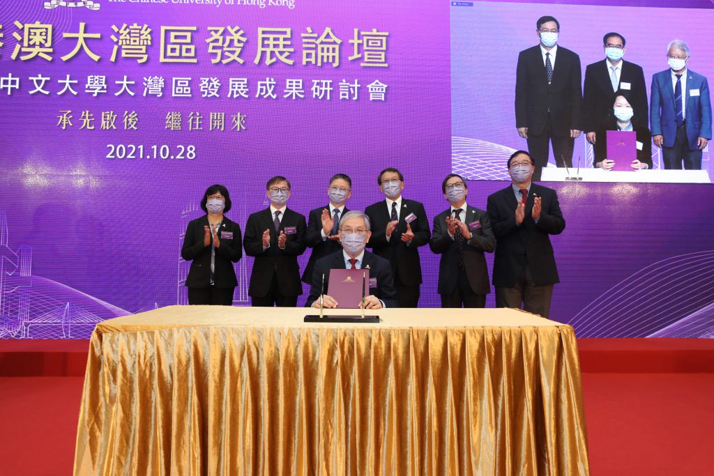 Professor Chan Wai-yee and Shenzhen People’s Government Offices in Futian District sign the MoU on strategic alliance agreement on promoting the development of CUHK—Shenzhen Hong Kong Innovation and Technology Research Institute (Futian).