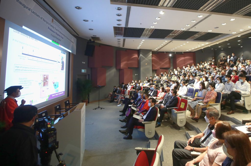 Around 200 guests joined the lecture on-site, including representatives from the Ip’s Family Trust, distinguished guests from the medical field, CUHK alumni, staff and students.