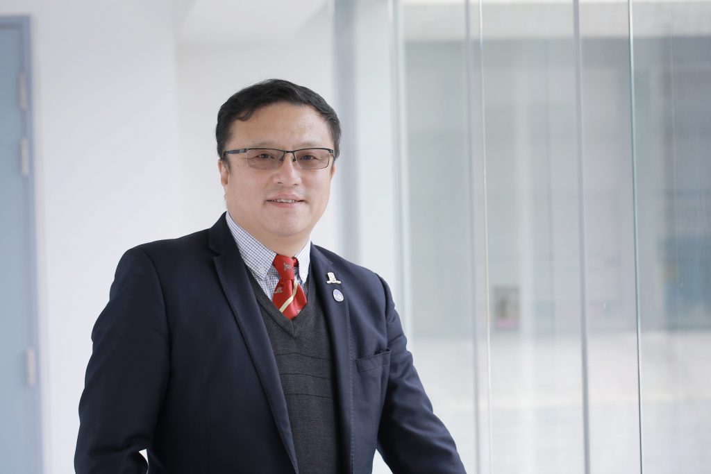 Professor Gang Li studies mesenchymal stem cells to regenerate bone and cartilage.