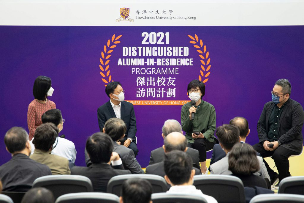 (From second left) Mr. Eric Chan Cho-biu, Ms. Quince Chong Wai-yan and Mr. Lo Ting-fai share and interact with audience at DARP Forum discussing the topic “Prospects of Media and Corporate Communication under the New Normal of the Digital Era” at the closing ceremony.