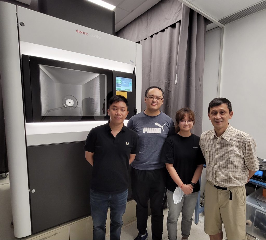 (From left) Professor Wilson LAU, Research Assistant Mr. Stephen LEUNG, PhD student Ms. Chuanyang YU, in collaboration with Professor Liwen JIANG, have successfully uncovered the anti-aggregation mechanism of small heat shock proteins (sHsps) for the first time using the state-of-the-art single particle cryo-electron microscopy (cryo-EM) technology.