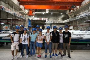 Professor Chu Ming-chung (1st from the right) and students of CUHK Physics Department at the Far Experimental Hall of the Daya Bay Reactor Neutrino Experiment.