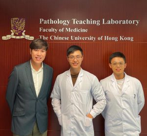 PhD student Jeff Yat-Fai CHUNG (middle), Mphil student Max Kam-Kwan CHAN (right) and their supervisor Professor Patrick Ming-Kuen TANG (left) from the Department of Anatomical and Cellular Pathology, CUHK, have successfully developed a novel neutrophil-based anticancer immunotherapy S3KO-TAN.