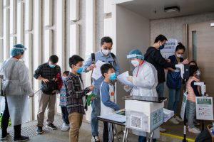 CU Medicine works with Kowloon City District Office to organize a community COVID-19 vaccination programme at Hung Hom Community Hall on March 5 and 6, targeting at kindergarten and primary students in the district to provide them with Sinovac vaccination.