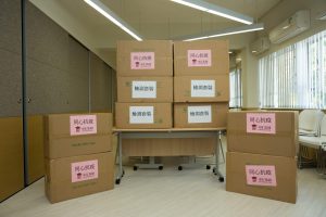 Mr Hendrick Sin and CUHK alumna Ms Eman Liu donate 8,000 COVID-19 rapid test kits to CUHK’s frontline staff and students.