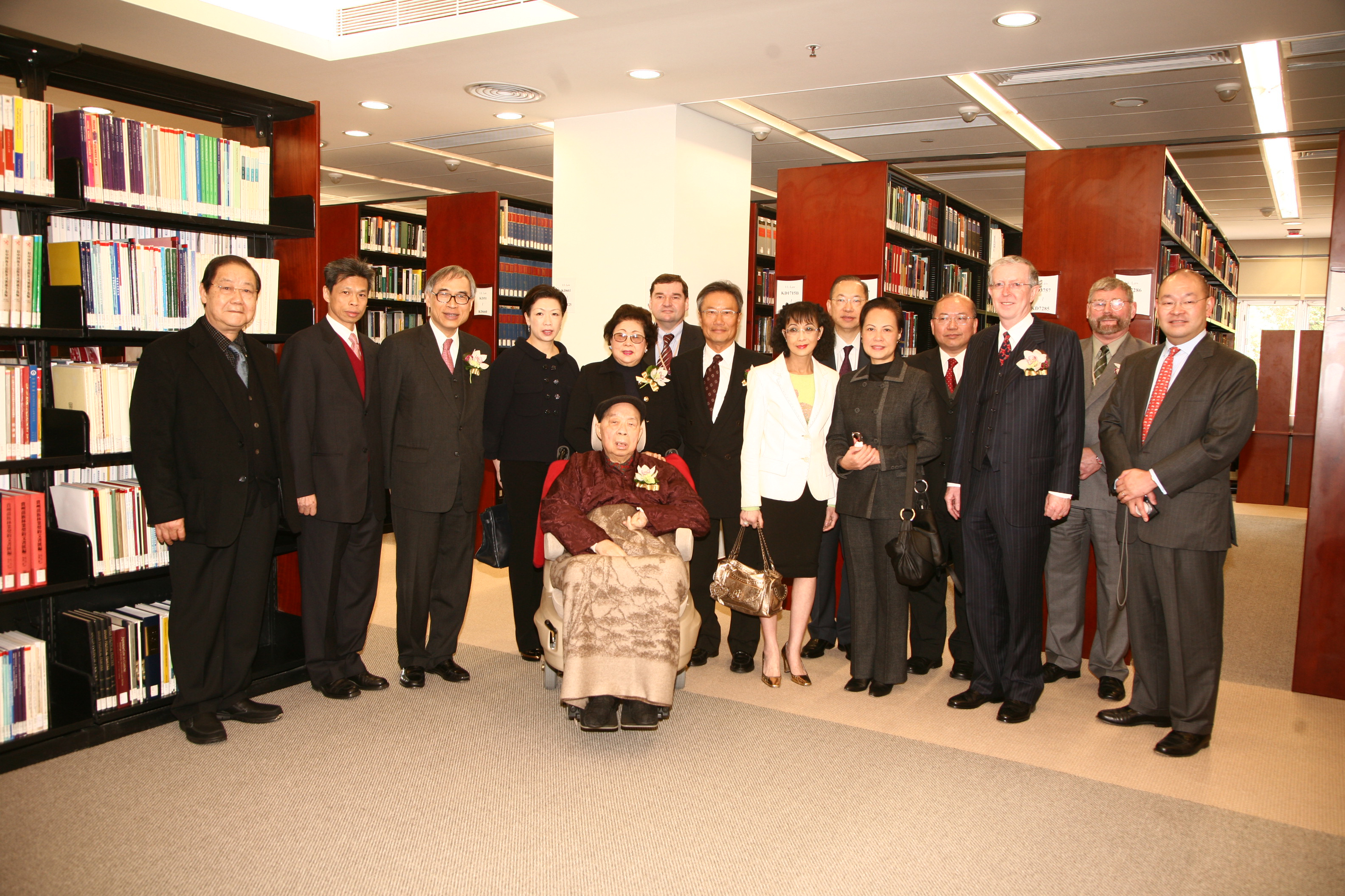 Dr & Mrs Lee, their family members and members of the University took a picture at the Lee Quo Wei Law Library.